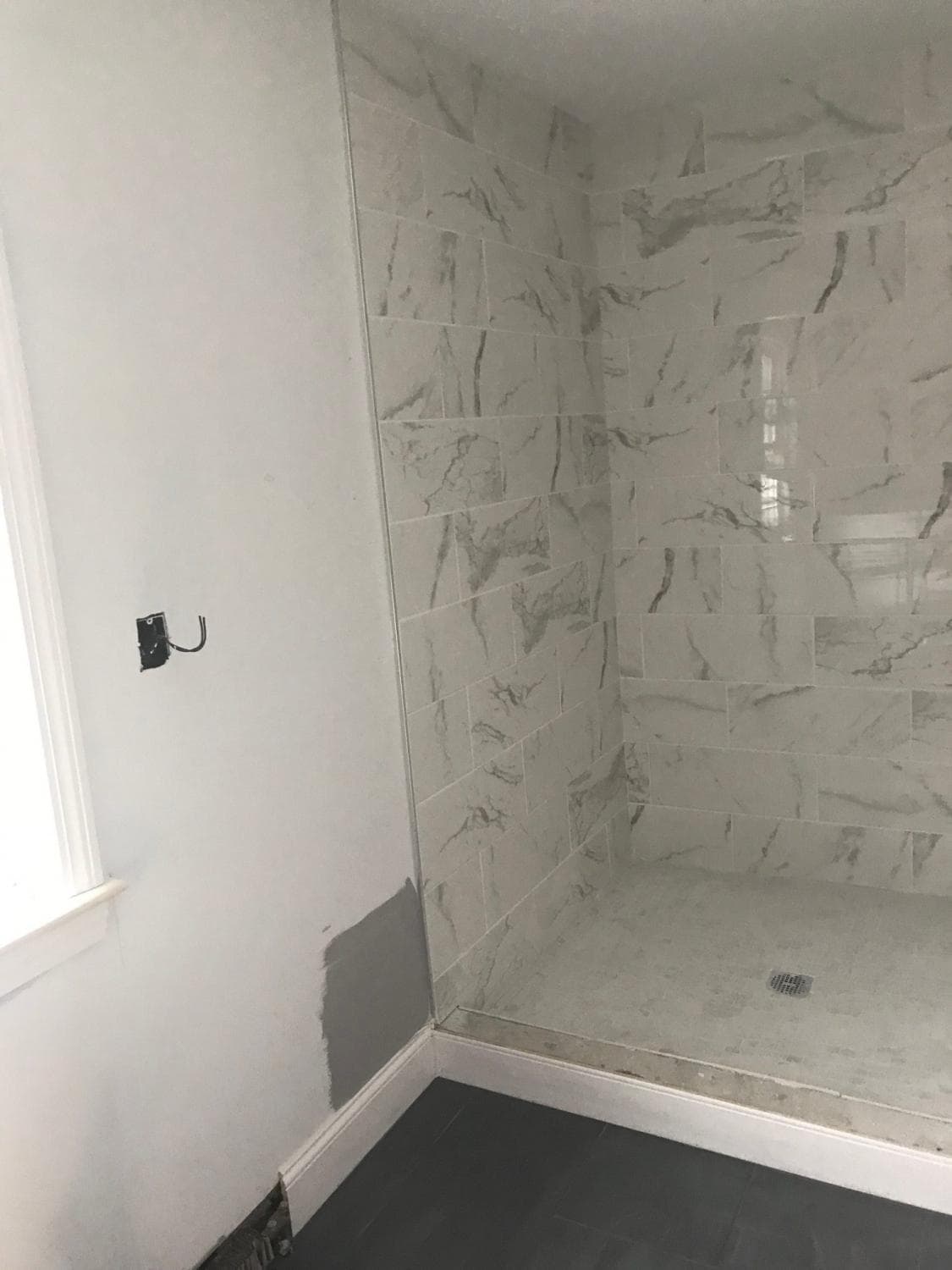 Walk-in shower with marble-look tile